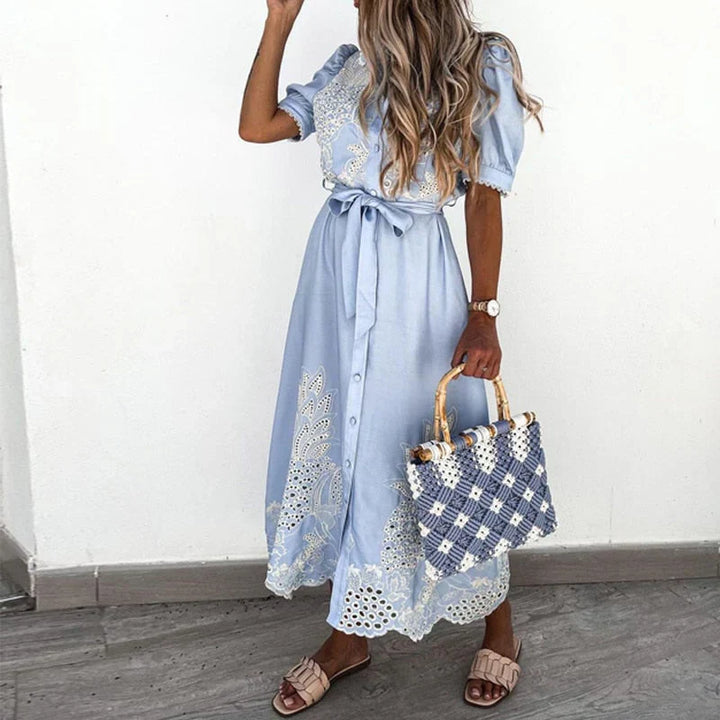 Dames geborduurde blauwe jurk met elegante details