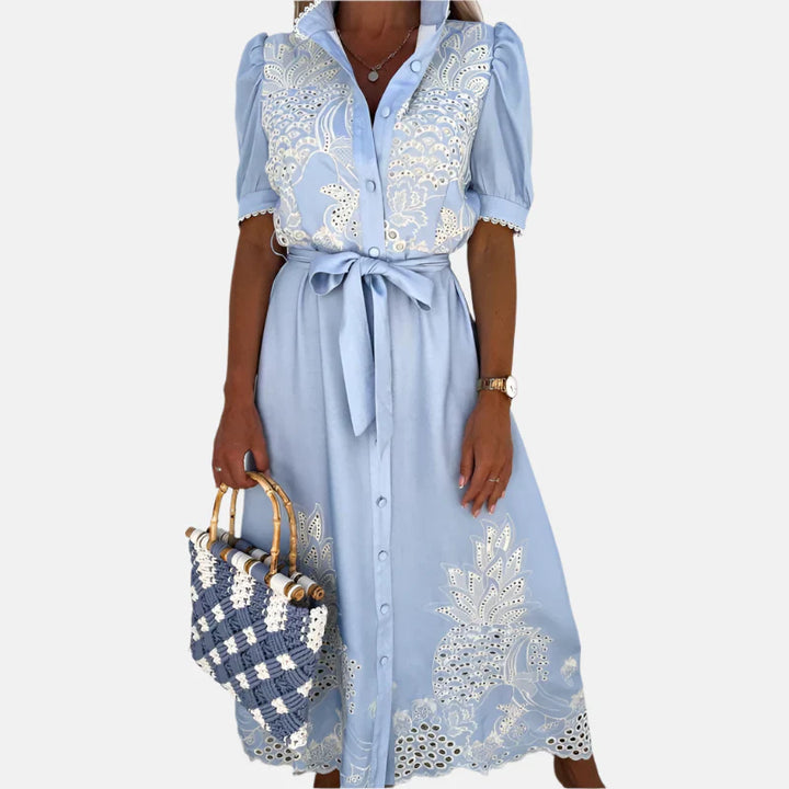 Dames geborduurde blauwe jurk met elegante details