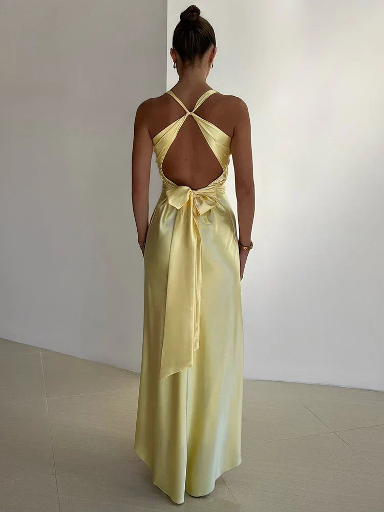 Sexy Satijnen Maxi Jurk met Open Rug en Strikdetail