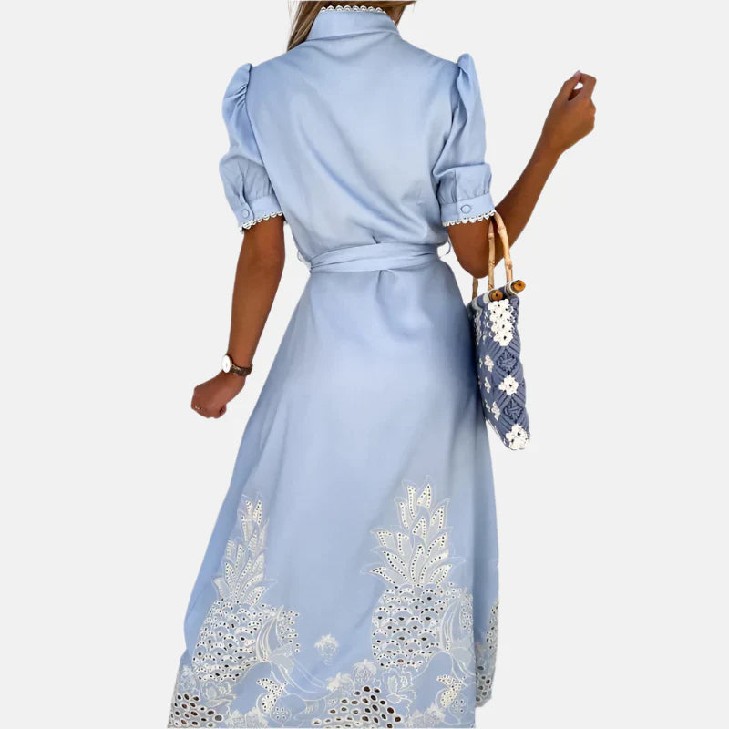 Dames geborduurde blauwe jurk met elegante details